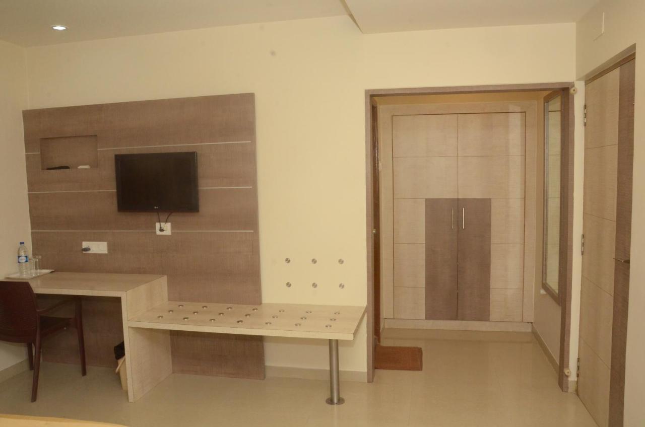Hotel Kanakabhishegam First Hotel From The Thirukadaiyur Temple Tirukkadaiyur Buitenkant foto